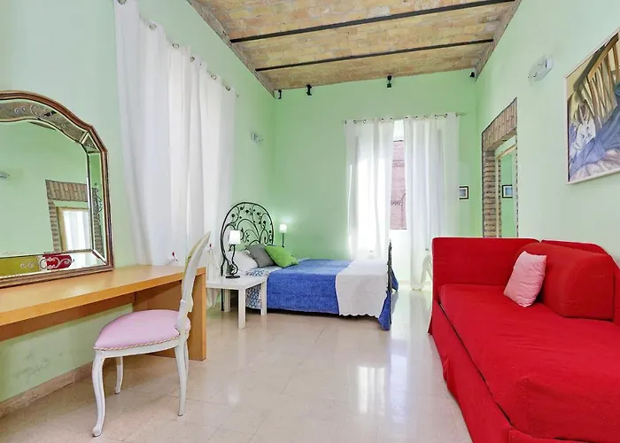 Vintage 4 Bedrooms 20' Colosseum *