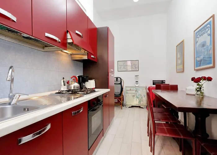 Vintage 4 Bedrooms 20' Colosseum Apartment Rome