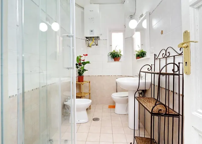 Vintage 4 Bedrooms 20' Colosseum Apartment