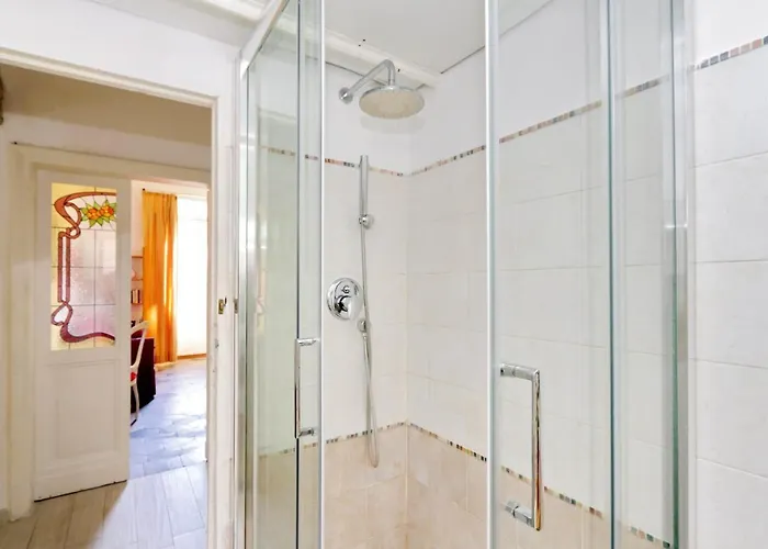 Vintage 4 Bedrooms 20' Colosseum Apartment Rome