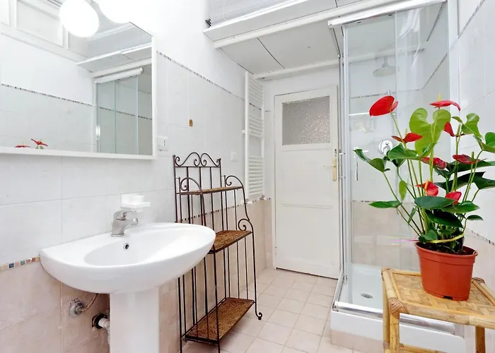 Vintage 4 Bedrooms 20' Colosseum Apartment