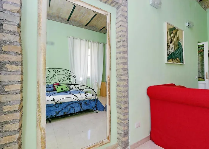 Vintage 4 Bedrooms 20' Colosseum *